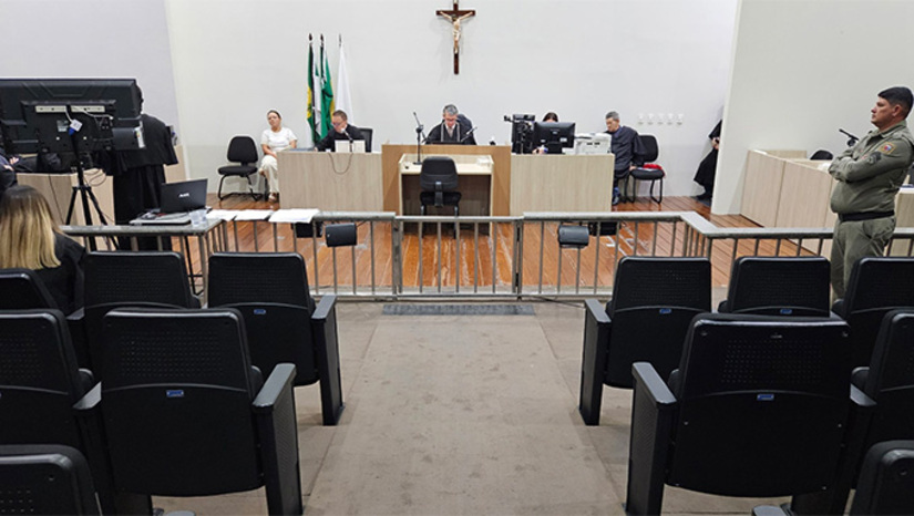 Imagem 1 -  Júri começou às 9h, com o juiz presidente dos trabalhos, Vagnos Kelly, sorteando os sete jurados. Em seguida, teve outiva de testemunha e do réu. O promotor de Justiça Armando Lúcio Ribeiro, em sua última atuação no plenário do Tribunal do Júri Popular, pediu a condenação do réu João Pereira, de 73 anos, por crime de feminicídio qualificado, ou seja, por meio cruel, considerando que a vítima Edilene Nicácia Costa da Silveira, quando foi golpeada com uma enxadava, estava dentro de casa. O réu vai cumprir a pena em casa, devido as condições de saúde debilitada. 