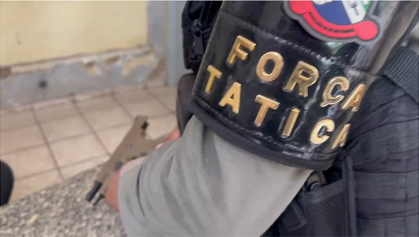 Imagem 1 - No bairro Dom Jaime Câmara, não teve suspeitos presos. No Paredões, Ítalo Cleiton Pereira da Silva e Katson Natan Silva Morais, atiraram na policia e foram mortos. No Redenção, haviam dois exibindo armas no campo de futebol e terminam presos pela PM. Durante a madrugada, um garoto de 12 anos foi atingido por estilhaços de bala no bairro Aeroporto. A PM informou que o patrulhamento continua, com os policiais atentos ações das facções. Imagem 1 - No bairro Dom Jaime Câmara, não teve suspeitos presos. No Paredões, Ítalo Cleiton Pereira da Silva e Katson Natan Silva Morais, atiraram na policia e foram mortos. No Redenção, haviam dois exibindo armas no campo de futebol e terminam presos pela PM. Durante a madrugada, um garoto de 12 anos foi atingido por estilhaços de bala no bairro Aeroporto. A PM informou que o patrulhamento continua, com os policiais atentos ações das facções.