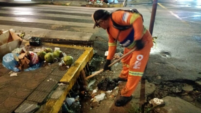 Imagem 1 -  A Prefeitura de Mossoró intensificou a limpeza de galerias e bocas de lobo com equipes trabalhando até de madrugada para evitar alagamentos. A força-tarefa foca na remoção de lixo descartado irregularmente que obstrui a rede de drenagem urbana. O secretário Miguel Rogério reforça que a ação é preventiva, mas exige a colaboração dos moradores no descarte correto. A orientação é respeitar os horários da coleta para impedir que resíduos sejam levados pela chuva às galerias.