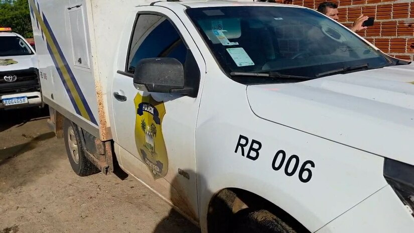   Um homem sem identificação foi encontrado morto no bairro Alto da Pelonha nesta manhã. Segundo o delegado Roberto Moura, a vítima carregava drogas e munição, sugerindo envolvimento com a venda de entorpecentes. O ITEP realizou a perícia e a remoção do corpo para exames.