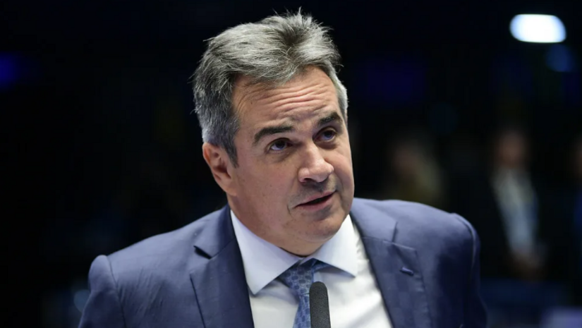   A PF deflagrou a 5ª fase da Operação Compliance Zero, tendo como um dos alvos o senador Ciro Nogueira. A ação, autorizada pelo STF, investiga corrupção e lavagem de dinheiro com bloqueio de R$ 18,85 milhões em bens. A defesa do parlamentar nega irregularidades e critica a investigação por basear-se em mensagens de terceiros.
