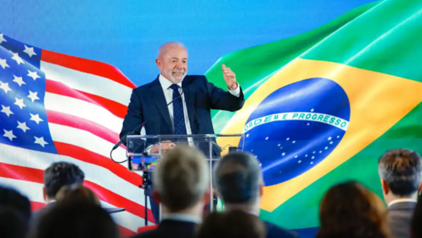   Lula e Trump deram um mês para suas equipes resolverem as brigas sobre taxas e comércio, prometendo também trabalhar juntos para cortar o dinheiro de grupos criminosos. Além disso, conversaram sobre parcerias para explorar minérios no Brasil e a liberação de vistos americanos para brasileiros.