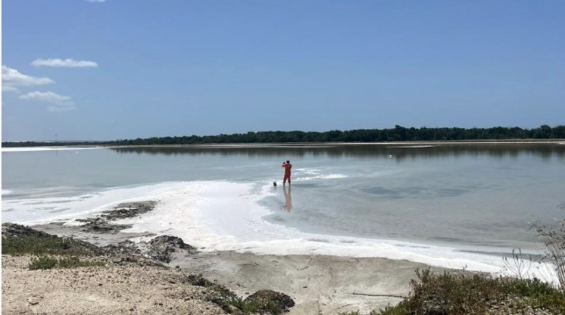   Pesquisadores da Uern desenvolveram um método que utiliza minerais chamados zeólitas para filtrar a água do mar e reduzir em 35% as impurezas de cálcio e magnésio logo no início da produção. A tecnologia, que já foi patenteada, promete entregar um sal de maior qualidade sem as perdas de produto causadas pelas lavagens tradicionais. A inovação fortalece a indústria salineira potiguar, que hoje responde por 95% do sal brasileiro e movimenta R$ 1,5 bilhão por ano.