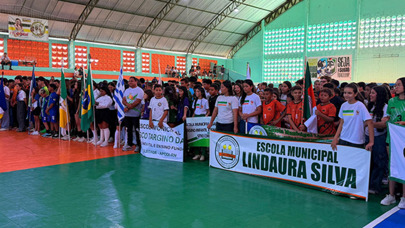   Os Jogos Escolares de Apodi 2026 já começaram mostrando a força do esporte escolar e o talento dos estudantes do município. A gestão municipal segue investindo em ações que incentivam os jovens, promovendo oportunidades através do esporte e da educação.
