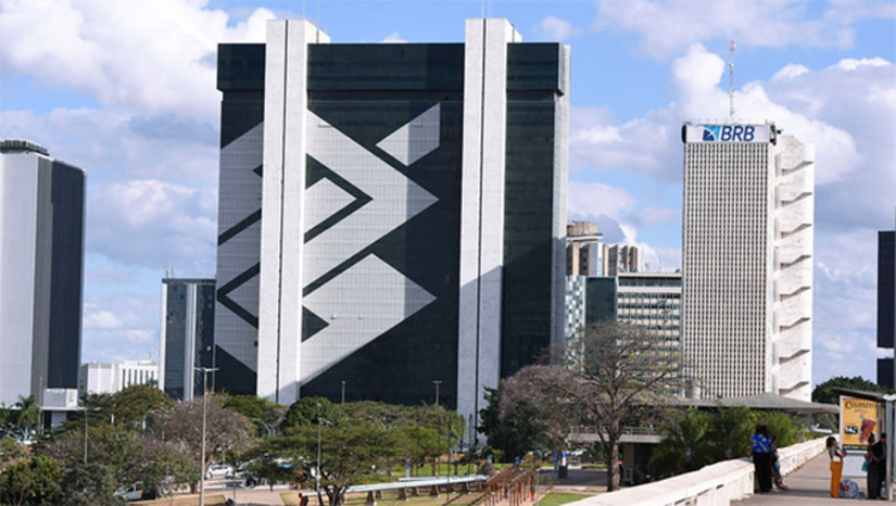   Enquanto os bancos privados anunciam o tradicional lucro líquido trimestral em bilhões de reais, e a cada ano maiores, o desempenho do Banco do Brasil que será divulgado nos próximos dias será “horrível” – assim cravam analistas de mercado que já tiveram acesso ao balanço da instituição de capital misto. O BB não alcançou os números dos anos anteriores para o período. E a direção procura uma resposta plausível para não citar incompetência. Porém não tem opção no vocabulário, só vai disfarçar. Mas, na COLUNA ESPLANADA