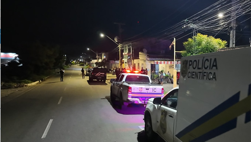   José Alberto Nunes Fernandes Júnior, de 26 anos, foi morto na madrugada desta segunda-feira dentro de seu apartamento no bairro Boa Vista, em Mossoró. O crime, que marca o 59º homicídio do ano na cidade, foi executado por homens armados que dispararam mais de 30 vezes contra a vítima. A DHPP investiga o caso.