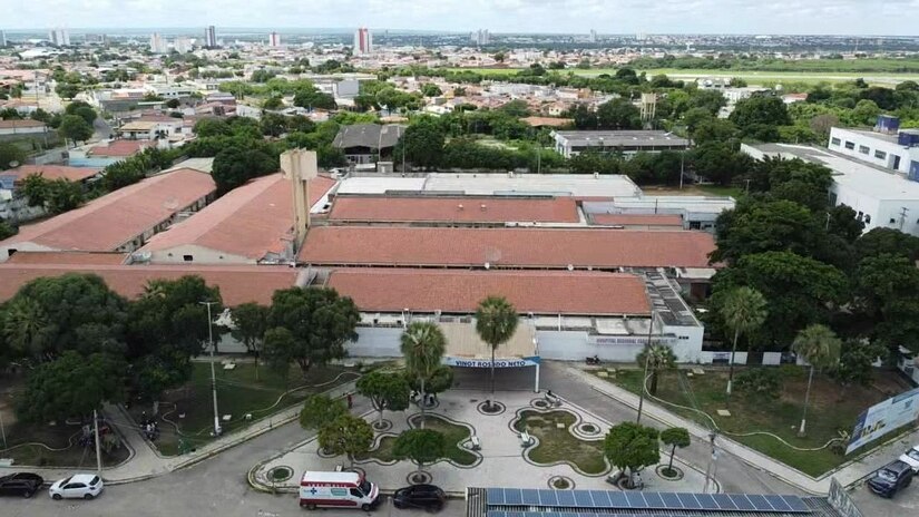Imagem 1 - O Hospital Regional Tarcísio Maia completa quatro décadas como o coração pulsante — e por vezes sobrecarregado — do Oeste Potiguar. Entre o barulho das obras (custeadas com recursos do senador Styvenson Valentin) que tentam modernizar uma estrutura defasada e o silêncio crítico da ausência de uma ala de queimados, a unidade sobrevive ao desafio de "trocar o pneu com o carro em movimento". Imagem 1 - O Hospital Regional Tarcísio Maia completa quatro décadas como o coração pulsante — e por vezes sobrecarregado — do Oeste Potiguar. Entre o barulho das obras (custeadas com recursos do senador Styvenson Valentin) que tentam modernizar uma estrutura defasada e o silêncio crítico da ausência de uma ala de queimados, a unidade sobrevive ao desafio de "trocar o pneu com o carro em movimento".