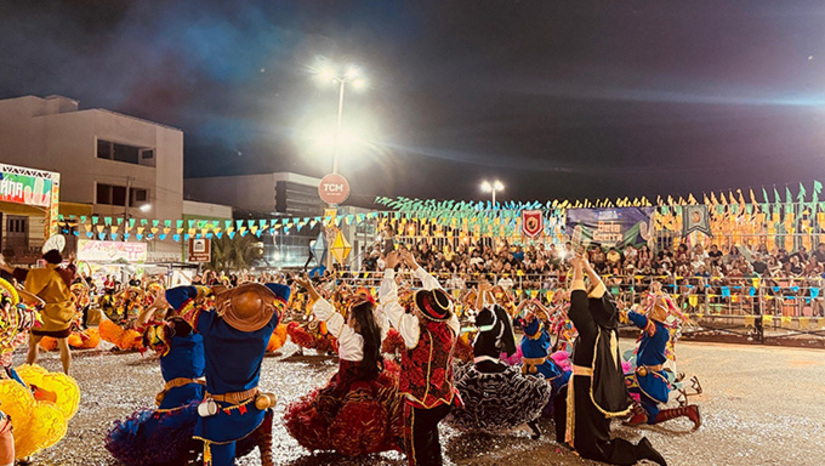 Imagem 1 -  As apresentações acontecerão nos dias 20 e 21 de junho, na Arena Neta Viana, localizada na Praça Dom José Freire, em frente à Igreja Matriz, no Centro de Apodi. No dia 20 se apresentam as quadrilhas da categoria Tradicional, enquanto no dia 21 será a vez das quadrilhas Estilizadas.