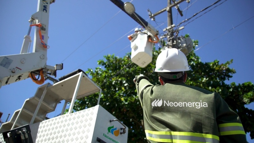 Imagem 1 - O Ministério de Minas e Energia, do Governo Federal, renovação da concessão da COSERN (Neoenergia), que opera no Rio Grande do Norte, por mais 30 anos. O acordo destrava um novo ciclo de investimentos de R$ 50 bilhões do grupo para o período 2026-2030 em três regiões que gigante espanhola atua. No RN, deve impulsionar obras estruturais nos litorais Norte e Sul, com mais de R$ 140 milhões destinados a novas subestações e linhas de transmissão para fortalecer o turismo e atender à crescente demanda urbana. Imagem 1 - O Ministério de Minas e Energia, do Governo Federal, renovação da concessão da COSERN (Neoenergia), que opera no Rio Grande do Norte, por mais 30 anos. O acordo destrava um novo ciclo de investimentos de R$ 50 bilhões do grupo para o período 2026-2030 em três regiões que gigante espanhola atua. No RN, deve impulsionar obras estruturais nos litorais Norte e Sul, com mais de R$ 140 milhões destinados a novas subestações e linhas de transmissão para fortalecer o turismo e atender à crescente demanda urbana.