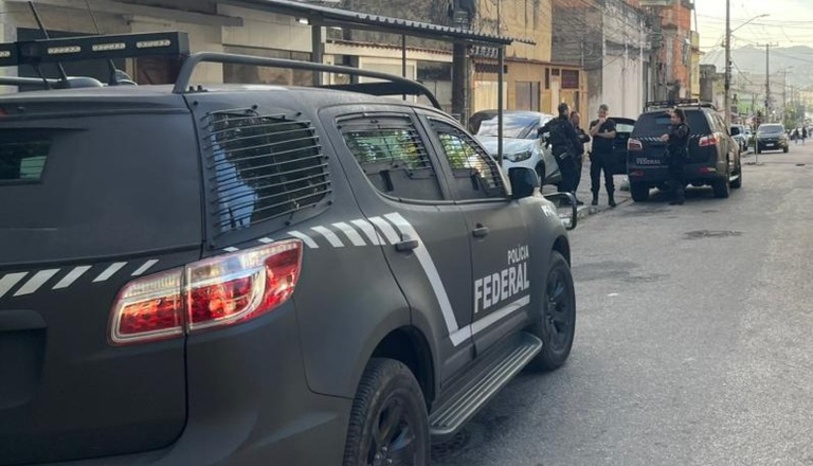 Imagem 1 - A Polícia Federal deflagrou a operação Força Integrada II em 16 estados, cumprindo 165 mandados de busca e 71 de prisão contra organizações criminosas e lavagem de dinheiro. A ação, coordenada pelas FICCOs, mobiliza diversas forças de segurança para combater o tráfico de armas e drogas, com destaque para operações no Nordeste, Sudeste e Norte do país. Acompanhe mais informações no site da Polícia Federal. Imagem 1 - A Polícia Federal deflagrou a operação Força Integrada II em 16 estados, cumprindo 165 mandados de busca e 71 de prisão contra organizações criminosas e lavagem de dinheiro. A ação, coordenada pelas FICCOs, mobiliza diversas forças de segurança para combater o tráfico de armas e drogas, com destaque para operações no Nordeste, Sudeste e Norte do país. Acompanhe mais informações no site da Polícia Federal.