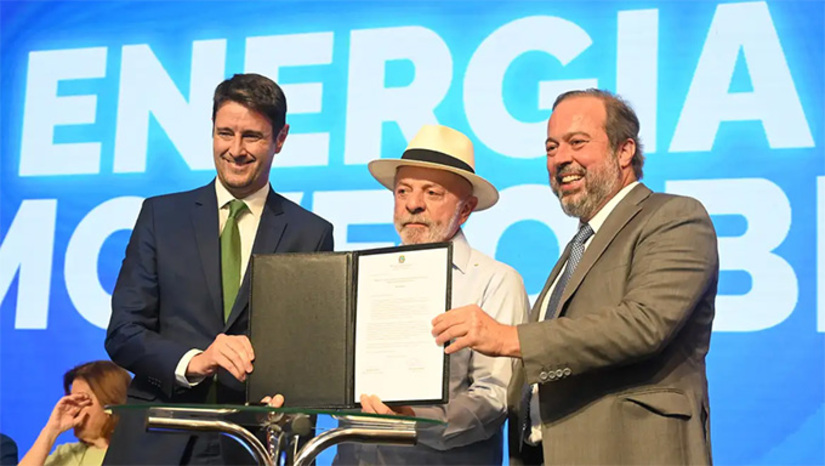   O mercado de energia está intrigado com a decisão Governo Federal de não incluir as concessões da Enel no Rio de Janeiro e no Ceará no pacote de renovações anunciados na semana passada. A Agência Nacional de Energia Elétrica (Aneel) havia recomendado a renovação das concessões da distribuidora nestes dois Estados – embora a agência tenha renovado antecipadamente 14 concessões de distribuição. Rio e Ceará apresentam números melhores que boa parte das concessões renovadas, segundo analistas. Veja mais na COLUNA ESPLANADA