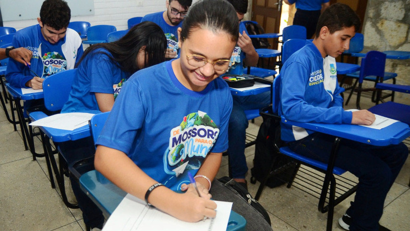   Terminam nesta quarta-feira (13) as inscrições para a segunda edição do programa "De Mossoró para o Mundo". A iniciativa da Prefeitura de Mossoró oferece 200 vagas em cursos de inglês para alunos do 7.° ao 9.° ano da Rede Municipal. Após o curso, os estudantes com melhor desempenho na prova de proficiência conquistam um intercâmbio internacional totalmente gratuito.