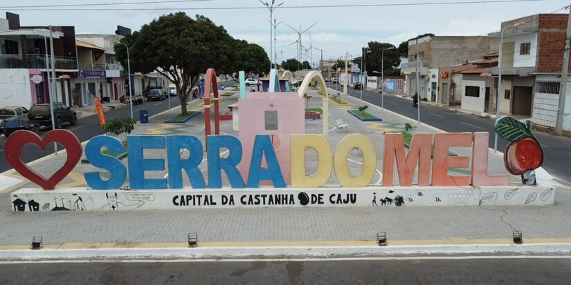 Imagem 1 - Aos 38 anos de emancipação, Serra do Mel (RN) alia sua tradicional força na cajucultura à expansão dos complexos de energia eólica. O modelo de colonização planejado na década de 1970 impulsiona o PIB per capita do município no Oeste potiguar. O aniversário é celebrado com festa no Corredor Cultural. Imagem 1 - Aos 38 anos de emancipação, Serra do Mel (RN) alia sua tradicional força na cajucultura à expansão dos complexos de energia eólica. O modelo de colonização planejado na década de 1970 impulsiona o PIB per capita do município no Oeste potiguar. O aniversário é celebrado com festa no Corredor Cultural.