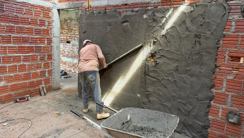 Imagem 1 - A Prefeitura de Umarizal iniciou em fevereiro a construção do primeiro Centro de Tratamento de Animais da cidade, reutilizando o prédio da antiga lavanderia pública. O novo equipamento público oferecerá consultas, vacinas, castrações e cirurgias de baixa e média complexidade para a população local. Imagem 1 - A Prefeitura de Umarizal iniciou em fevereiro a construção do primeiro Centro de Tratamento de Animais da cidade, reutilizando o prédio da antiga lavanderia pública. O novo equipamento público oferecerá consultas, vacinas, castrações e cirurgias de baixa e média complexidade para a população local.