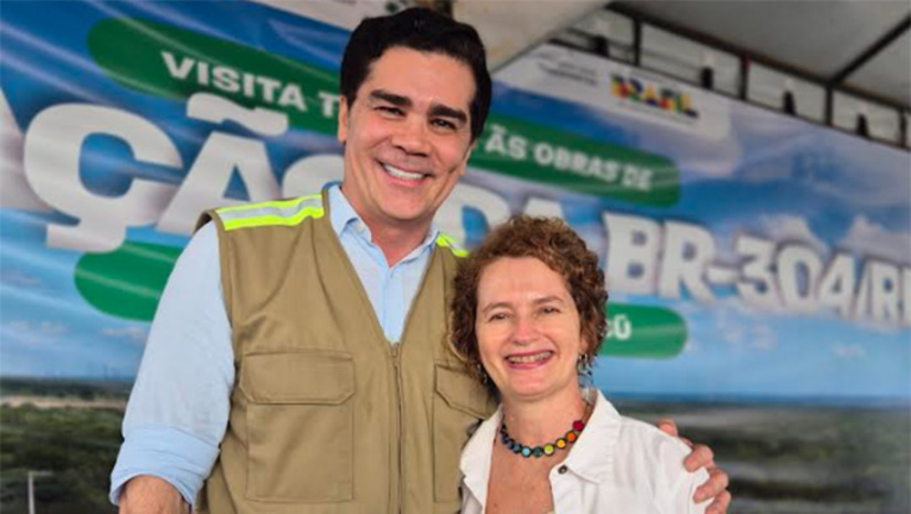 Imagem 1 - Superintendente do DNIT, Getúlio Batista, afirmou que a obra, muito importante para evitar acidentes e dá fluidez ao trânsito no BR 110, saída para Areia Branca e Serra do Mel, bem como ao contrário, é fruto do pleito da deputada estadual Isolda Dantas. Segundo a deputada e o superintendente, as obras devem começar esta semana. “Só quem passa pela BR-110 diariamente sabe da importância dessa obra para a segurança e a mobilidade de Mossoró. Lutamos por essa intervenção porque ela é uma necessidade histórica do Vingt Rosado, e é muito significativo ver o Governo Lula garantindo mais esse investimento para Mossoró através do DNIT”, destacou a deputada. Imagem 1 - Superintendente do DNIT, Getúlio Batista, afirmou que a obra, muito importante para evitar acidentes e dá fluidez ao trânsito no BR 110, saída para Areia Branca e Serra do Mel, bem como ao contrário, é fruto do pleito da deputada estadual Isolda Dantas. Segundo a deputada e o superintendente, as obras devem começar esta semana. “Só quem passa pela BR-110 diariamente sabe da importância dessa obra para a segurança e a mobilidade de Mossoró. Lutamos por essa intervenção porque ela é uma necessidade histórica do Vingt Rosado, e é muito significativo ver o Governo Lula garantindo mais esse investimento para Mossoró através do DNIT”, destacou a deputada.