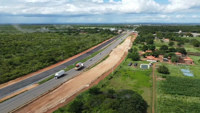 Imagem 1 - A duplicação da BR-304 começou no trecho de 57 quilômetros entre Mossoró e Assu, com investimento inicial de R$ 376 milhões do Novo PAC. O ministro dos Transportes, George Santoro, e a governadora Fátima Bezerra garantiram que o projeto completo vai interligar as duas maiores cidades potiguares, com custo total estimado em R$ 1 bilhão. A comitiva também seguiu para Macaíba para assinar a ordem de serviço de mais 38 quilômetros de pistas até Riachuelo, orçados em R$ 204 milhões. Segundo George Santoro, até o final do ano, contrata os outros dois trechos, que compreende entre Assu e Riachuelo. Imagem 1 - A duplicação da BR-304 começou no trecho de 57 quilômetros entre Mossoró e Assu, com investimento inicial de R$ 376 milhões do Novo PAC. O ministro dos Transportes, George Santoro, e a governadora Fátima Bezerra garantiram que o projeto completo vai interligar as duas maiores cidades potiguares, com custo total estimado em R$ 1 bilhão. A comitiva também seguiu para Macaíba para assinar a ordem de serviço de mais 38 quilômetros de pistas até Riachuelo, orçados em R$ 204 milhões. Segundo George Santoro, até o final do ano, contrata os outros dois trechos, que compreende entre Assu e Riachuelo.