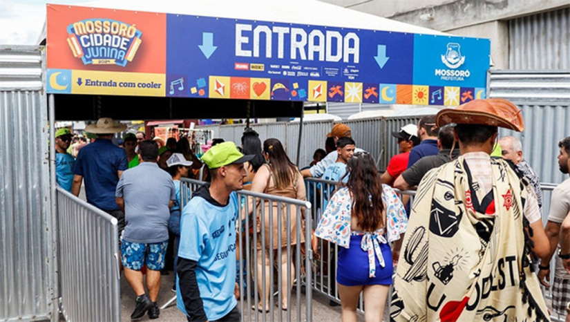 Imagem 1 - Nesta edição, conforme a Secretaria Municipal de Segurança Pública, Defesa Civil, Mobilidade Urbana e Trânsito (Sesdem), serão 10 portões de entrada e saída para o grande evento, que no ano passado registrou público superior a 250 mil pessoas. Os locais para a entrada do público espalhados no Corredor Cultural facilitarão o acesso ao evento. A iniciativa permite que o público adentre o perímetro dos festejos com mais tranquilidade. Imagem 1 - Nesta edição, conforme a Secretaria Municipal de Segurança Pública, Defesa Civil, Mobilidade Urbana e Trânsito (Sesdem), serão 10 portões de entrada e saída para o grande evento, que no ano passado registrou público superior a 250 mil pessoas. Os locais para a entrada do público espalhados no Corredor Cultural facilitarão o acesso ao evento. A iniciativa permite que o público adentre o perímetro dos festejos com mais tranquilidade.