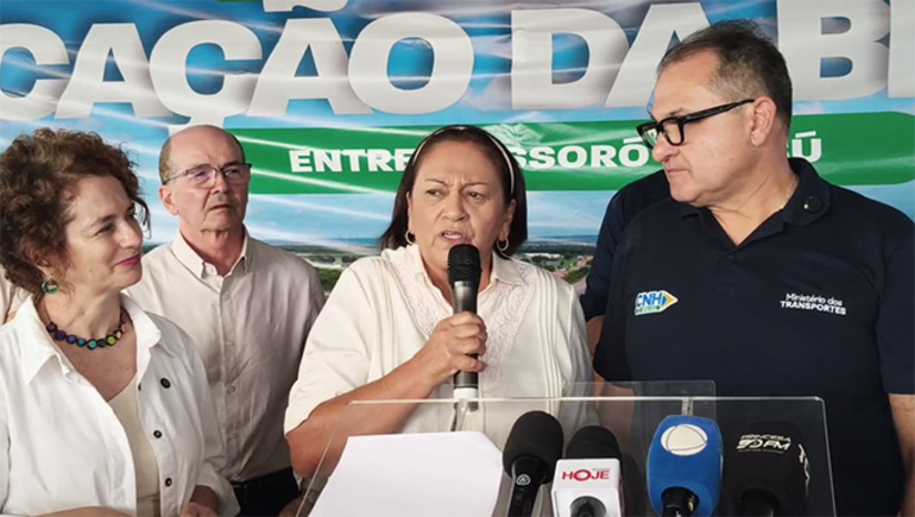 Imagem 1 - A governador Fátima Bezerra disse que a Estada do Melão é responsabilidade da CODEVASF, empresa do Ministério da Integração e do Desenvolvimento Regional, do Governo Federal. Ela afirmou que o DER transferiu esta responsabilidade em 2021 para a CODEVASF e que vai cobrar a conclusão dos trabalhos ao Governo Federal. No Polo Maísa, os colonos prejudicados estão revoltados com a falta de respeito do Estado com eles. Veja Nota da CODEVASF se explciando e Nota de Repúblico a CODEVASF pela falta de transferência em reportagem do MH. Imagem 1 - A governador Fátima Bezerra disse que a Estada do Melão é responsabilidade da CODEVASF, empresa do Ministério da Integração e do Desenvolvimento Regional, do Governo Federal. Ela afirmou que o DER transferiu esta responsabilidade em 2021 para a CODEVASF e que vai cobrar a conclusão dos trabalhos ao Governo Federal. No Polo Maísa, os colonos prejudicados estão revoltados com a falta de respeito do Estado com eles. Veja Nota da CODEVASF se explciando e Nota de Repúblico a CODEVASF pela falta de transferência em reportagem do MH.