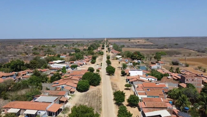 Imagem 1 - Há pelo menos três décadas, moradores e motoristas enfrentam o abandono crónico da Estrada do Cajueiro. A rotina na BR-437 é marcada pela poeira no verão e pelo isolamento causado pela lama no inverno. Os buracos castigam os veículos, prejudicam o dia a dia das comunidades e encarecem o transporte agrícola. O trânsito pesado ainda sufoca os centros urbanos vizinhos enquanto a prometida solução não sai do papel. Imagem 1 - Há pelo menos três décadas, moradores e motoristas enfrentam o abandono crónico da Estrada do Cajueiro. A rotina na BR-437 é marcada pela poeira no verão e pelo isolamento causado pela lama no inverno. Os buracos castigam os veículos, prejudicam o dia a dia das comunidades e encarecem o transporte agrícola. O trânsito pesado ainda sufoca os centros urbanos vizinhos enquanto a prometida solução não sai do papel.