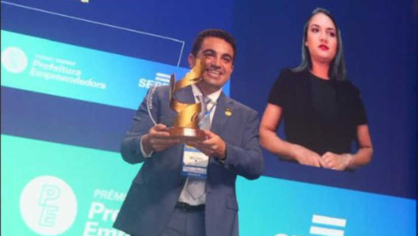   O município de Serra do Mel conquistou o terceiro lugar nacional no Prêmio Sebrae Prefeitura Empreendedora. O reconhecimento foi motivado pelo EduCAP, um site de jogos lúdicos voltado para a alfabetização infantil. A plataforma digital foi desenvolvida por três estudantes do 8º ano de uma escola municipal na Vila Goiás. A premiação em Brasília foi celebrada pelo prefeito e pela comunidade escolar como um marco histórico local.
