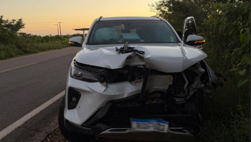 Imagem 1 - O deputado estadual Neilton Diógenes sofreu um acidente na madrugada desta terça-feira (19) após o veículo em que estava colidir com animais na rodovia BR-405, na zona rural de Mossoró (RN). Apesar da gravidade do impacto, que destruiu totalmente a frente do carro, ninguém ficou ferido no incidente. O caso reacende o alerta das autoridades sobre o risco e a frequência de acidentes causados por animais soltos nas pistas das rodovias federais e estaduais da região oeste potiguar. Imagem 1 - O deputado estadual Neilton Diógenes sofreu um acidente na madrugada desta terça-feira (19) após o veículo em que estava colidir com animais na rodovia BR-405, na zona rural de Mossoró (RN). Apesar da gravidade do impacto, que destruiu totalmente a frente do carro, ninguém ficou ferido no incidente. O caso reacende o alerta das autoridades sobre o risco e a frequência de acidentes causados por animais soltos nas pistas das rodovias federais e estaduais da região oeste potiguar.