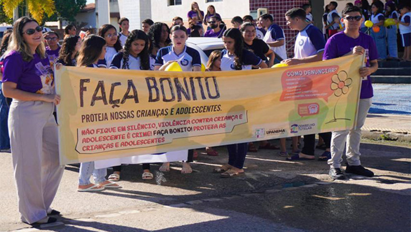 Imagem 1 - A mobilização teve início no Complexo Cultural Milton Marques de Medeiros, passou pelas principais ruas da cidade e foi concluída no Centro de Atenção Psicossocial (CAPS). A caminhada foi uma ação conjunta das Secretarias Municipais de Assistência Social, de Saúde e de Educação, Cultura e Desporto; contando com a participação do Conselho Tutelar, estudantes e população em geral. Imagem 1 - A mobilização teve início no Complexo Cultural Milton Marques de Medeiros, passou pelas principais ruas da cidade e foi concluída no Centro de Atenção Psicossocial (CAPS). A caminhada foi uma ação conjunta das Secretarias Municipais de Assistência Social, de Saúde e de Educação, Cultura e Desporto; contando com a participação do Conselho Tutelar, estudantes e população em geral.