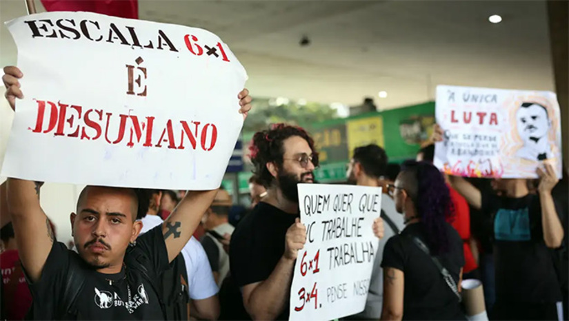 Imagem 1 - Ainda celebrando a desidratação de Flávio Bolsonaro (PL) após o áudio vazado para o “banqueiro” Daniel Vorcardo, o entorno de Lula espera a aprovação da PEC como outro presente da oposição nas próximas semanas. Auxiliares do petista avaliam que a direita na Câmara “assistiu parada” ao avanço da proposta que reduz a jornada semanal de 44 para 40 horas. No Palácio, a leitura é que o Governo emplacou uma pauta de enorme apelo popular justamente quando a oposição atravessa um momento de desorganização. Até poucas semanas atrás, a percepção predominante em Brasília era de que Lula chegaria fragilizado à disputa presidencial. Agora, o clima mudou. Veja mais na COLUNA ESPLANADA Imagem 1 - Ainda celebrando a desidratação de Flávio Bolsonaro (PL) após o áudio vazado para o “banqueiro” Daniel Vorcardo, o entorno de Lula espera a aprovação da PEC como outro presente da oposição nas próximas semanas. Auxiliares do petista avaliam que a direita na Câmara “assistiu parada” ao avanço da proposta que reduz a jornada semanal de 44 para 40 horas. No Palácio, a leitura é que o Governo emplacou uma pauta de enorme apelo popular justamente quando a oposição atravessa um momento de desorganização. Até poucas semanas atrás, a percepção predominante em Brasília era de que Lula chegaria fragilizado à disputa presidencial. Agora, o clima mudou. Veja mais na COLUNA ESPLANADA