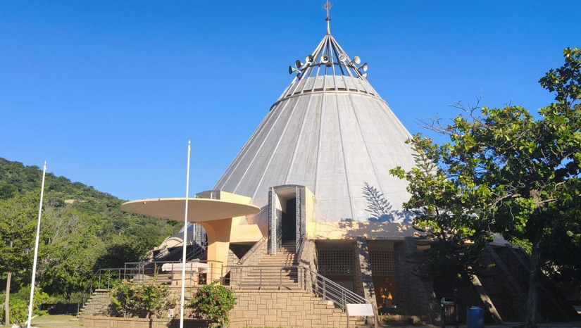   Inspirado pela corrida espacial da década de 1960, santuário na Serra do Lima, em Patu/RN, começou com pequena promessa de um coronel perdido na mata. Tombado como patrimônio estadual, local enfrenta problemas com lixo e caça ilegal. Localizado a quase 700 metros de altitude, complexo religioso recebe cinco grandes romarias anuais e abriga Via Sacra monumental com 33 esculturas. Administração aposta em calendário fixo de missas para atrair visitantes no meio da semana.