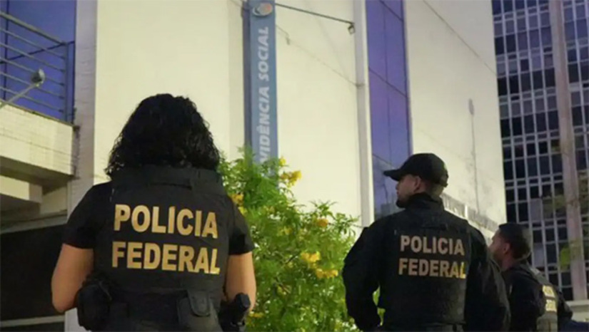 Imagem 1 - Quanto mais o noticiário e as rodinhas do Poder discutem o escândalo do Banco Master com o BRB, as prisões e delações de seus ex-dirigentes, mais se nota que outro mega escândalo – de R$ 6 bilhões de assalto – ficou na gaveta da Polícia Federal e saiu de pauta da mídia. Ninguém mais fala da roubalheira contra aposentados no INSS, o que atinge em cheio esse Governo, sob o qual o rombo foi bem maior. A viatura sumiu das ruas, também. A CPMI foi enterrada num acórdão e contou até com Habeas Corpus para investigados blindados por ministros do STF. Mais na COLUNA ESPLANADA Imagem 1 - Quanto mais o noticiário e as rodinhas do Poder discutem o escândalo do Banco Master com o BRB, as prisões e delações de seus ex-dirigentes, mais se nota que outro mega escândalo – de R$ 6 bilhões de assalto – ficou na gaveta da Polícia Federal e saiu de pauta da mídia. Ninguém mais fala da roubalheira contra aposentados no INSS, o que atinge em cheio esse Governo, sob o qual o rombo foi bem maior. A viatura sumiu das ruas, também. A CPMI foi enterrada num acórdão e contou até com Habeas Corpus para investigados blindados por ministros do STF. Mais na COLUNA ESPLANADA