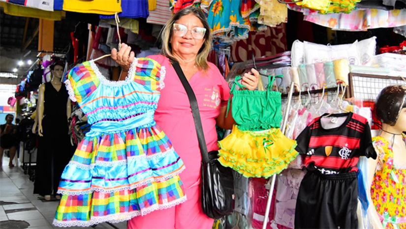 Imagem 1 - Neste ano, o colorido junino se mistura com as cores verde e amarelo, anunciando o São João e a Copa do Mundo. Dois grandes eventos realizados no mês de junho, elevando as expectativas dos comerciantes. No Mercado Central e no Centro Comercial de Mossoró, por exemplo, o São João é um dos principais períodos do ano, em relação a faturamento com vendas. O "Mossoró Cidade Junina" movimenta os estabelecimentos comerciais, com consumidores em busca de artigos juninos, adereços, itens de vestuário, acessórios, entre outros. Imagem 1 - Neste ano, o colorido junino se mistura com as cores verde e amarelo, anunciando o São João e a Copa do Mundo. Dois grandes eventos realizados no mês de junho, elevando as expectativas dos comerciantes. No Mercado Central e no Centro Comercial de Mossoró, por exemplo, o São João é um dos principais períodos do ano, em relação a faturamento com vendas. O "Mossoró Cidade Junina" movimenta os estabelecimentos comerciais, com consumidores em busca de artigos juninos, adereços, itens de vestuário, acessórios, entre outros.