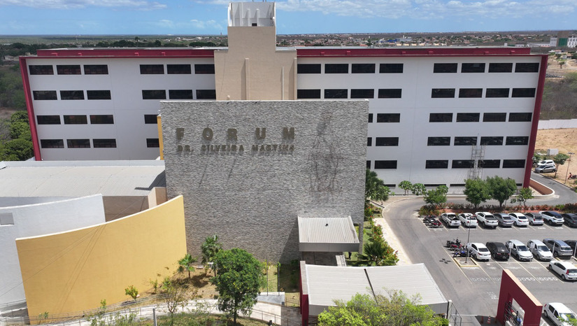 Imagem 1 - O Tribunal do Júri iniciou o julgamento de um homem acusado de tentar matar pai e filho em Mossoró (RN), em 1997. O réu passou cerca de 27 anos sem ser localizado e só foi preso em 2024, na cidade de Arez, mas obteve o direito de responder ao processo em liberdade. A tramitação não prescreveu porque a Justiça havia suspendido a ação penal após a citação por edital na época do crime. A defesa alega que o acusado nunca soube da investigação e trabalhava formalmente em uma peixaria na capital. Imagem 1 - O Tribunal do Júri iniciou o julgamento de um homem acusado de tentar matar pai e filho em Mossoró (RN), em 1997. O réu passou cerca de 27 anos sem ser localizado e só foi preso em 2024, na cidade de Arez, mas obteve o direito de responder ao processo em liberdade. A tramitação não prescreveu porque a Justiça havia suspendido a ação penal após a citação por edital na época do crime. A defesa alega que o acusado nunca soube da investigação e trabalhava formalmente em uma peixaria na capital.