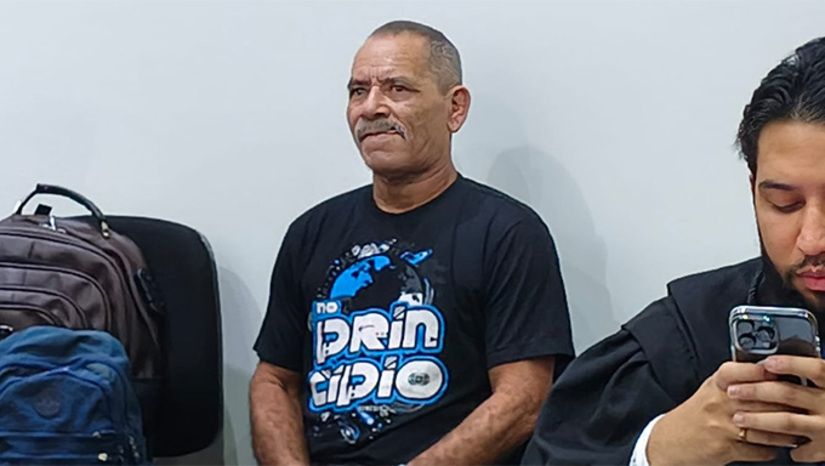 Imagem 1 - Luiz Gonçalves havia sido denunciado pelo Ministério Público Estadual (MPRN) por dupla tentativa de homicídio qualificado contra Francisco Antônio Pereira (que na época tinha 41 anos) e contra o filho deste, Josué Leal de Melo (que tinha 9 anos na data do fato e hoje tem 38 anos). Com a decisão da sociedade mossoroense, Luiz Gonçalves, que ficou foragido de 1997 a 2024, saiu do Júri direto para o Presídio, para o início do cumprimento da pena inicalmente em regime fechado. Imagem 1 - Luiz Gonçalves havia sido denunciado pelo Ministério Público Estadual (MPRN) por dupla tentativa de homicídio qualificado contra Francisco Antônio Pereira (que na época tinha 41 anos) e contra o filho deste, Josué Leal de Melo (que tinha 9 anos na data do fato e hoje tem 38 anos). Com a decisão da sociedade mossoroense, Luiz Gonçalves, que ficou foragido de 1997 a 2024, saiu do Júri direto para o Presídio, para o início do cumprimento da pena inicalmente em regime fechado.