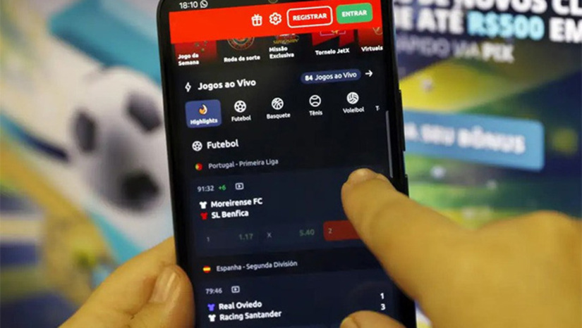   O mercado regulado de apostas e jogos online no Brasil encerrou 2025 com receita bruta de R$ 37 bilhões, segundo o primeiro balanço anual divulgado pela Secretaria de Prêmios e Apostas (SPA) do Ministério da Fazenda. O relatório consolida dados de um setor que operava em zona cinzenta até o início daquele ano, quando a Lei nº 14.790/2023 passou a exigir licenciamento obrigatório para todas as plataformas que operam no país.