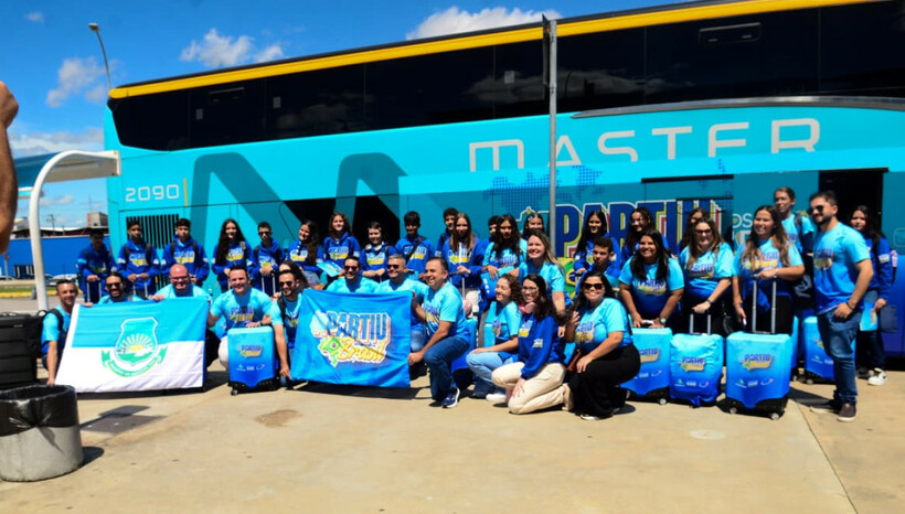   Vinte alunos da rede municipal com melhor desempenho escolar embarcaram para Brasília na segunda edição do programa "Partiu Brasil". A viagem, iniciada neste domingo (24), marca a primeira experiência de voo e saída do estado para os jovens selecionados. O grupo cumpriu critérios rigorosos de nota e assiduidade e passará sete dias em intercâmbio cultural na capital federal. O embarque foi marcado pela comoção de familiares que acompanharam a despedida da comitiva no Ceará.