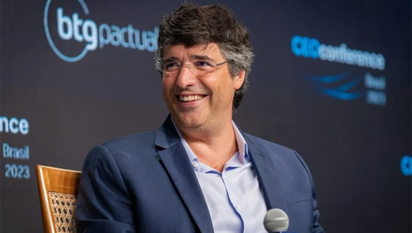 Imagem 1 -  De André Esteves, CEO do BTG Pactual, um dos maiores bancos da América do Sul, alertando para a gastança do Governo atual: “O Brasil não está voando, está na pista ainda. O que o segura na pista é a taxa de juros”. E explicou os desafios da gestão: “Não é corte de gastos nem de programas sociais. São medidas de contenção de gastos, fazer os juros (Selic) saírem de 15% para 7% ou 8%”. Já Aloizio Mercadante, presidente do BNDES, saiu em defesa do Governo Lula III. Acusou em parte as decisões do Governo anterior: “Só o orçamento do Fundeb são R$ 40 bilhões a mais na conta”. Lembrou também a falta de transparência sobre as emendas impositivas dos parlamentares. Bruno Dantas, ministro do Tribunal de Contas da União, frisou a responsabilidade fiscal: “Se um presidente faz um programa que estoure o caixa, ele sofre um impeachment”. As declarações foram feitas no Fórum Esfera do Guarujá (SP) no último sábado.