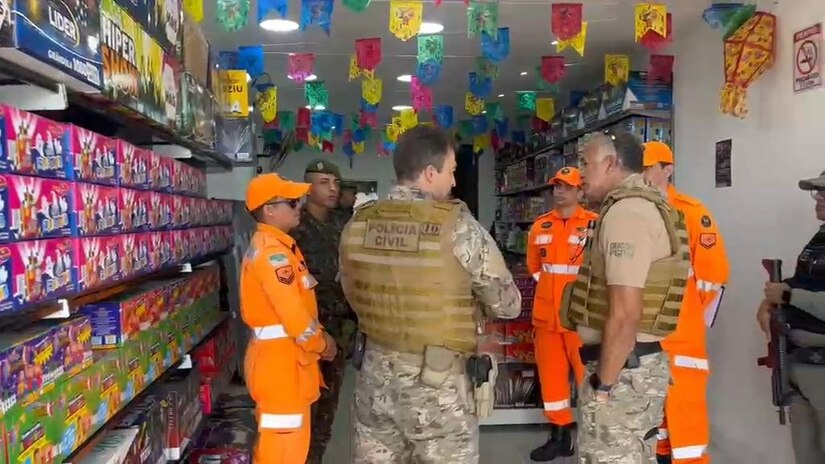 Imagem 1 - Uma força-tarefa integrada entre o Corpo de Bombeiros, Exército e polícias Civil e Militar iniciou a fiscalização contra a produção clandestina e a venda ilegal de fogos de artifício no Rio Grande do Norte. A ação regional, que se estende até sexta-feira (29), realiza vistorias em lojas e barracas de diversas regiões do estado. O objetivo principal das equipes é checar as normas de armazenamento, mitigar os riscos de incêndio e prevenir acidentes antes do período junino. Estabelecimentos flagrados com irregularidades recebem notificações e prazos para adequação. Imagem 1 - Uma força-tarefa integrada entre o Corpo de Bombeiros, Exército e polícias Civil e Militar iniciou a fiscalização contra a produção clandestina e a venda ilegal de fogos de artifício no Rio Grande do Norte. A ação regional, que se estende até sexta-feira (29), realiza vistorias em lojas e barracas de diversas regiões do estado. O objetivo principal das equipes é checar as normas de armazenamento, mitigar os riscos de incêndio e prevenir acidentes antes do período junino. Estabelecimentos flagrados com irregularidades recebem notificações e prazos para adequação.
