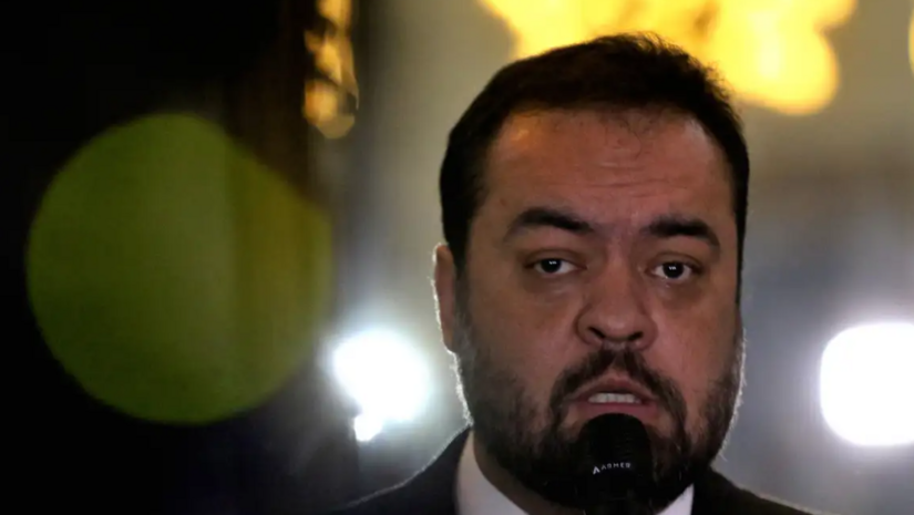   O ex-governador Cláudio Castro foi alvo de busca e apreensão da Polícia Federal nesta terça-feira. A ação integra a oitava fase da Operação Compliance Zero, que investiga o Banco Master. A PF apura o desvio de R$ 3 bilhões do fundo Rioprevidência em aplicações financeiras suspeitas. Esta é a segunda operação da PF que atinge o político em um intervalo de dez dias.