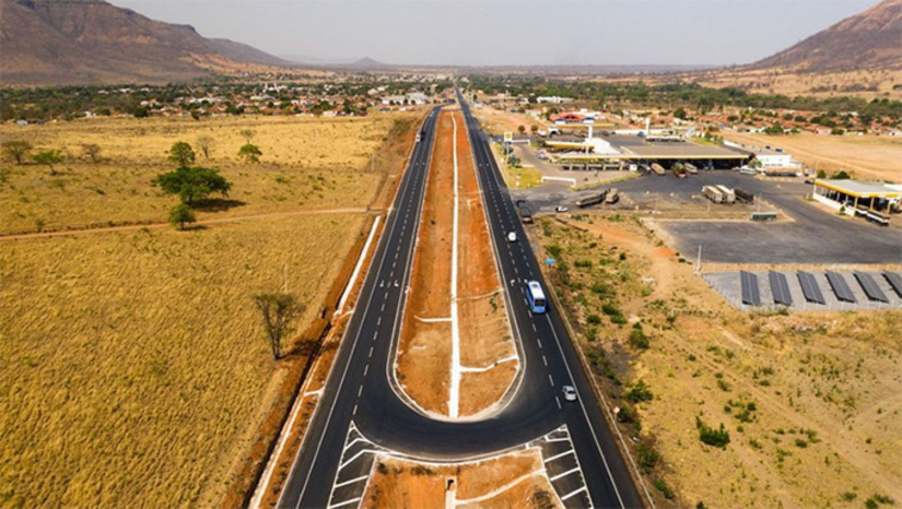   As obras começaram no Governo Jair Bolsonaro, mas foram paralisadas antes do fim da gestão. O DNIT as retomou no final de 2024 e agora promete entregar metade delas ainda este ano. São pelo menos três viadutos e duplicação de pistas. No Norte, o Ministério dos Transportes acaba de liberar quatro licitações para pavimentar e melhorar a BR-319, que corta Rondônia até Manaus, e eixo de escoamento da forte agropecuária de Rondônia para o Centro-Oeste. Veja mais na COLUNA ESPLANADA