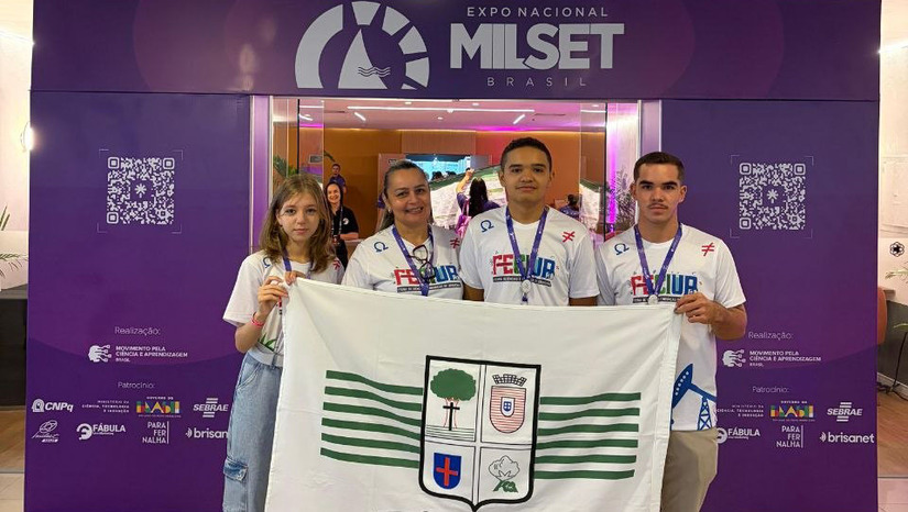   Estudantes da rede municipal de Upanema (RN) conquistaram o quarto lugar na Expo Nacional Milset Brasil 2026 com o protótipo de uma fralda inteligente dotada de sensor de umidade. Desenvolvido na Escola Municipal Maria Gorete de Carvalho Macêdo, o projeto também recebeu o Prêmio Incentivo à Ciência da ABRIC em Fortaleza (CE). A conquista inédita para o município carimbou o destaque da escola pública na tradicional feira, que reúne jovens pesquisadores do país e do exterior com foco em inovação. O resultado foi celebrado localmente como um marco para a iniciação científica e o protagonismo estudantil da região potiguar.