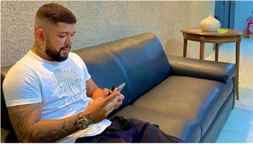 Imagem 1 - Ariel Ribeiro estava pilotando sua moto perto do Supermercado Queiroz, do Bairro Boa Vista, no dia 7 de fevereiro de 2023, quando teria sido atacado a tiros por Wilson Mariano da Silva Filho. Segundo detalha o Ministério Público Estadual, Wilson Filho matou Ariel Ribeiro quando soube que ele estava namorando com a ex-namorada dele. O réu Wilson Filho também responde por outros homicídios ocorridos na região do Bairro Boa Vista. O Tribunal do Júri Popular deve começar às 9 horas. Neste júri, vai atuar o promotor de Justiça Eduardo Medeiros Cavalcante e a defensora pública Leylane de Deus Torquato Alencar Andrade. Imagem 1 - Ariel Ribeiro estava pilotando sua moto perto do Supermercado Queiroz, do Bairro Boa Vista, no dia 7 de fevereiro de 2023, quando teria sido atacado a tiros por Wilson Mariano da Silva Filho. Segundo detalha o Ministério Público Estadual, Wilson Filho matou Ariel Ribeiro quando soube que ele estava namorando com a ex-namorada dele. O réu Wilson Filho também responde por outros homicídios ocorridos na região do Bairro Boa Vista. O Tribunal do Júri Popular deve começar às 9 horas. Neste júri, vai atuar o promotor de Justiça Eduardo Medeiros Cavalcante e a defensora pública Leylane de Deus Torquato Alencar Andrade.