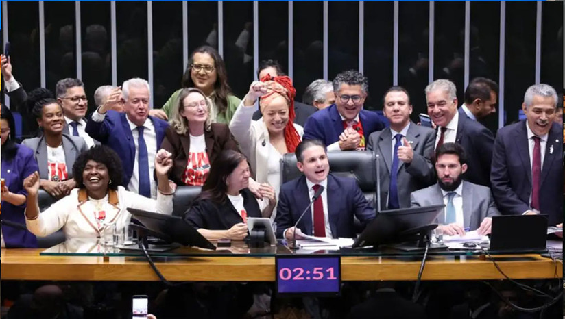   A Câmara dos Deputados aprovou, em dois turnos, a PEC que extingue a escala 6x1 e estabelece a jornada de 40 horas semanais com duas folgas, seguindo agora para o Senado. A proposta garante a manutenção dos salários e prevê transição para escala 5x2 em 14 meses. As novas regras se aplicam a trabalhadores CLT, excluindo profissionais com jornada reduzida ou altos salários. O texto aprovado, relatado por Leo Prates, determina que a transição ocorra 60 dias após a promulgação.