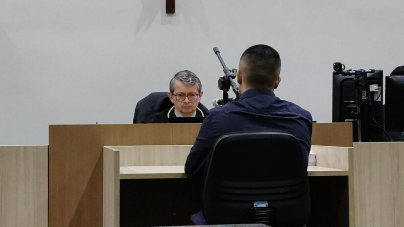 Imagem 1 - Wilson Mariano da Silva Filho, 26, sentou no banco dos réus nesta quinta-feira, dia 28, para responder pelo assassinato de Ariel Ribeiro Dantas de Lima, 23, ocorrido em fevereiro de 2023 no bairro Boa Vista. Enquanto o Ministério Público afirma que o crime teve ciúmes como motivação, a defesa alega legítima defesa e retaliação após o réu sofrer ameaças e um atentado anterior por parte da vítima. Imagem 1 - Wilson Mariano da Silva Filho, 26, sentou no banco dos réus nesta quinta-feira, dia 28, para responder pelo assassinato de Ariel Ribeiro Dantas de Lima, 23, ocorrido em fevereiro de 2023 no bairro Boa Vista. Enquanto o Ministério Público afirma que o crime teve ciúmes como motivação, a defesa alega legítima defesa e retaliação após o réu sofrer ameaças e um atentado anterior por parte da vítima.