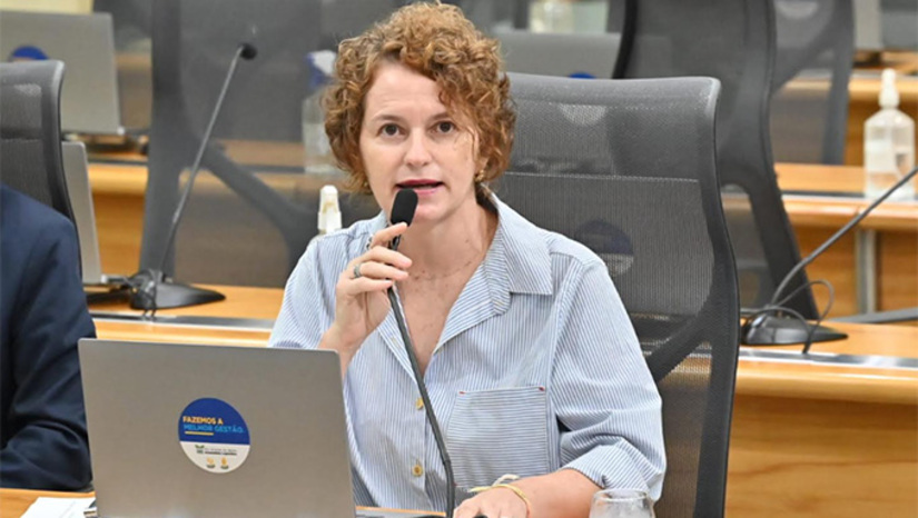   A PEC do fim da escala 6x1 aprovada em dois turnos na Câmara Federal. O texto aprovado ontem prevê transição de até um ano para o regime de 40 horas semanais sem redução de salário, garantindo mais um dia de folga para os trabalhadores. Sobre a tramitação da votação da PEC da 6x1 no Senado, a deputada estadual Isolda Dantas faz o alerta: “o senador Rogério Marinho, que é inimigo da classe trabalhadora, está articulando assinaturas de outros senadores para que a negociação das horas seja feita diretamente entre trabalhadores e patrões. Quem precisa do seu emprego não terá condição de negociar. Essa proposta é um ataque pra derrubar o fim da escala 6x1, é injusto e desigual e não podemos deixar isso acontecer!”.