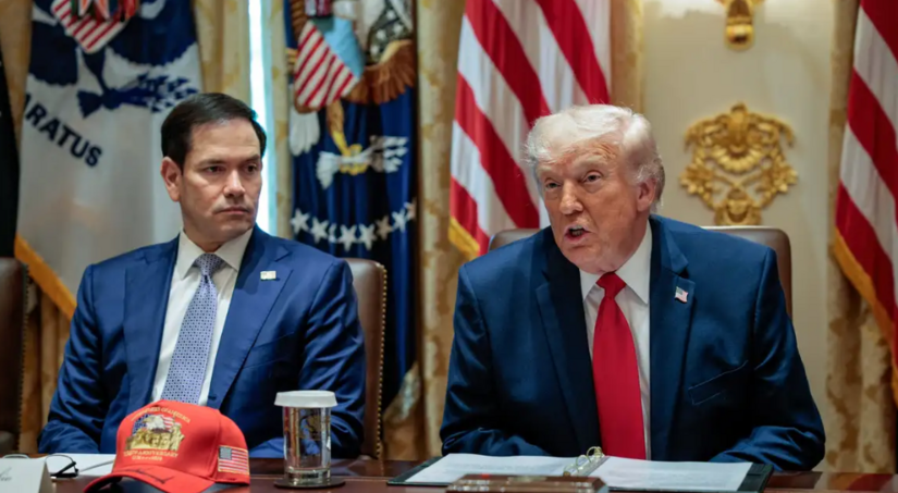  O governo dos EUA designará duas facções brasileiras como Organizações Terroristas Estrangeiras a partir de 5 de junho, baseando-se na Lei de Imigração e em ordens executivas de Donald Trump. O secretário de Estado, Marco Rubio, classificou os grupos como violentos e com influência internacional, enquanto o governo brasileiro temia sanções e impactos na soberania. A medida pode centralizar informações na CIA, arriscando investigações conjuntas, e reflete uma política de combate ao "narcoterrorismo" na região. O anúncio ocorre em meio a conversas de alto nível com o Brasil e encontros com o senador Flávio Bolsonaro.