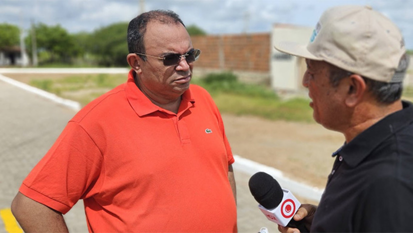 Imagem 1 - O prefeito Salomão Gomes assina as ordens de serviços nesta segunda-feira, dia 1º de junho de 2026. As duas pontes, construídas com aço e concreto, devem ficar prontas antes de novembro. A unidade no acesso a comunidade de Passagem Funda, que terá 70 metros de extensão e 5 de largura, está orçada em R$ 2,2 milhões. Já a ponte de acesso a São Gonçalo, terá 100 metros de extensão e 5 de largura e está orçada em R$ 3 milhões. Com estes investimentos, o município concluiu o trabalho estrutural para o turismo de aventura. Imagem 1 - O prefeito Salomão Gomes assina as ordens de serviços nesta segunda-feira, dia 1º de junho de 2026. As duas pontes, construídas com aço e concreto, devem ficar prontas antes de novembro. A unidade no acesso a comunidade de Passagem Funda, que terá 70 metros de extensão e 5 de largura, está orçada em R$ 2,2 milhões. Já a ponte de acesso a São Gonçalo, terá 100 metros de extensão e 5 de largura e está orçada em R$ 3 milhões. Com estes investimentos, o município concluiu o trabalho estrutural para o turismo de aventura.
