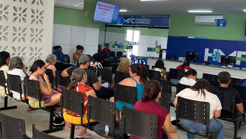   Projetado para atendimentos agendados, o Hospital Municipal Francisca Conceição da Silva realizou, neste sábado (30), um mutirão com 40 atendimentos ginecológicos previamente agendados. A medida foi pensada para acolher pacientes que encontram dificuldades de deslocamento ou liberação do trabalho durante os dias úteis.  A diretora do hospital, Tamara Barreto, ressaltou que a saúde da mulher é prioridade na gestão e exige cuidado preventivo contínuo.  “Sabemos que, muitas vezes, a rotina corrida ou a alta demanda no sistema de saúde fazem com que consultas importantes e exames de rotina acabem ficando para depois. Por isso, organizamos este mutirão ginecológico aos sábados, focando especificamente no público que não pode comparecer ao longo da semana”, justificou a diretora.
