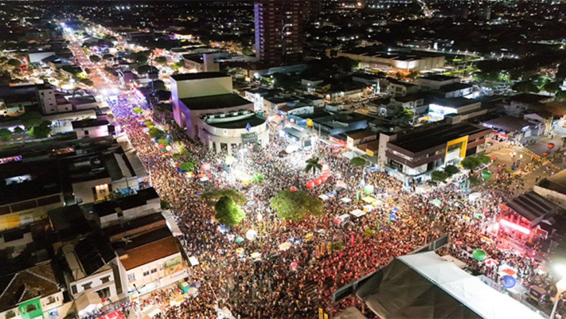 Imagem 1 -  No próximo sábado dia 6 de junho de 2026, pontualmente às 12h, a avenida Rio Branco, no Corredor Cultural, receberá mais uma vez uma multidão, no "Pingo da Mei Dia", marcando a abertura da 29ª edição do "Mossoró Cidade Junina" (MCJ). Além das atrações principais, outras dez bandas da região vão abrilhantar a festa do maior bloco junino do País