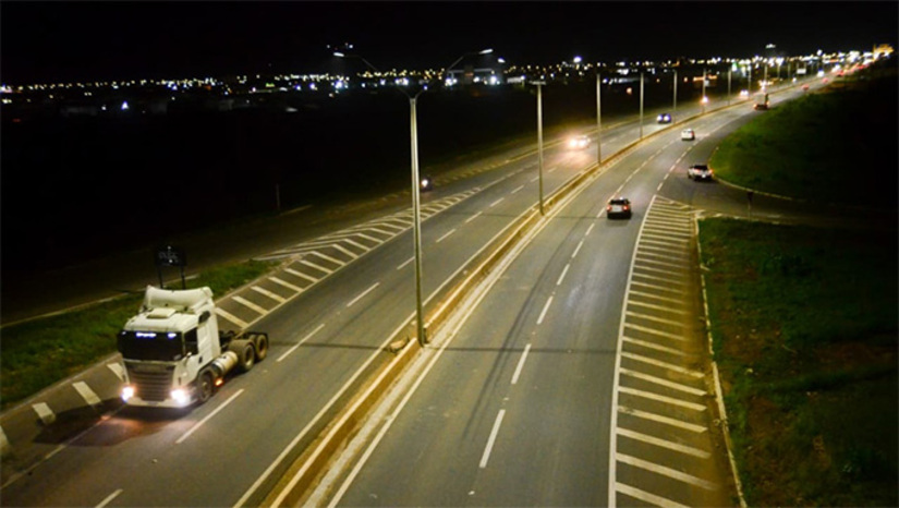 Imagem 1 -  Nesta etapa, a iluminação vai alcançar o trecho entre a rotatória do Thermas até o Complexo Viário 15 de Março, exatamente uma das regiões que mais acontece acidente, muitos deles em função da escuridão. O acender das luzes será próximo ao Posto Olinda, ao lado da Jodiesel, na saída para Tibau.  A iluminação melhora a segurança, facilita a vida de quem passa pela BR-304 e reafirma o compromisso da Prefeitura em segurança viária”, destacou Miguel Rogério, secretário municipal de Serviços Urbanos