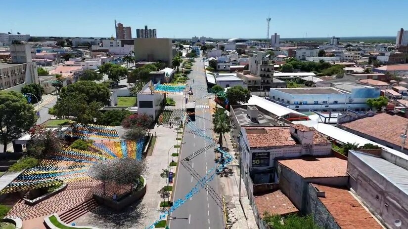 Imagem 1 -  A Neoenergia anunciou a implantação de uma rede de energia subterrânea inédita na Avenida Rio Branco, em Mossoró, um projeto pioneiro no Rio Grande do Norte com investimento de R$ 22,5 milhões e conclusão prevista até 2030. A iniciativa faz parte de um plano bilionário de R$ 4 bilhões para modernizar o sistema elétrico do estado — destinando R$ 963 milhões ao interior —, que também engloba novas subestações e ações especiais de segurança e fiscalização para o período do São João.