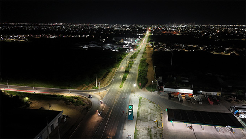 Imagem 1 -  A declaração do vereador Alex do Frango, líder do Governo na Câmara, foi durante a inauguração do terceiro trecho das obras de iluminação do Complexo Viário da Abolição, contemplando a região do bairro Redenção. Ele faz referências aos acidentes neste trecho quando não tinha sem iluminação, acessos e drenagem. O prefeito Marcos Medeiros destaca que a iluminação vai oferecer mais segurança viária, vai deixar a cidade mais atraente e receptiva aos visitantes. O investimento total na obra é de 14 milhões. O próximo trecho a receber luminárias, compreende entre o cruzamento das BRs 304 e 405, com o acesso a cidade de Governador Dix Sept Rosado. Neste trecho, o trabalho já começou.